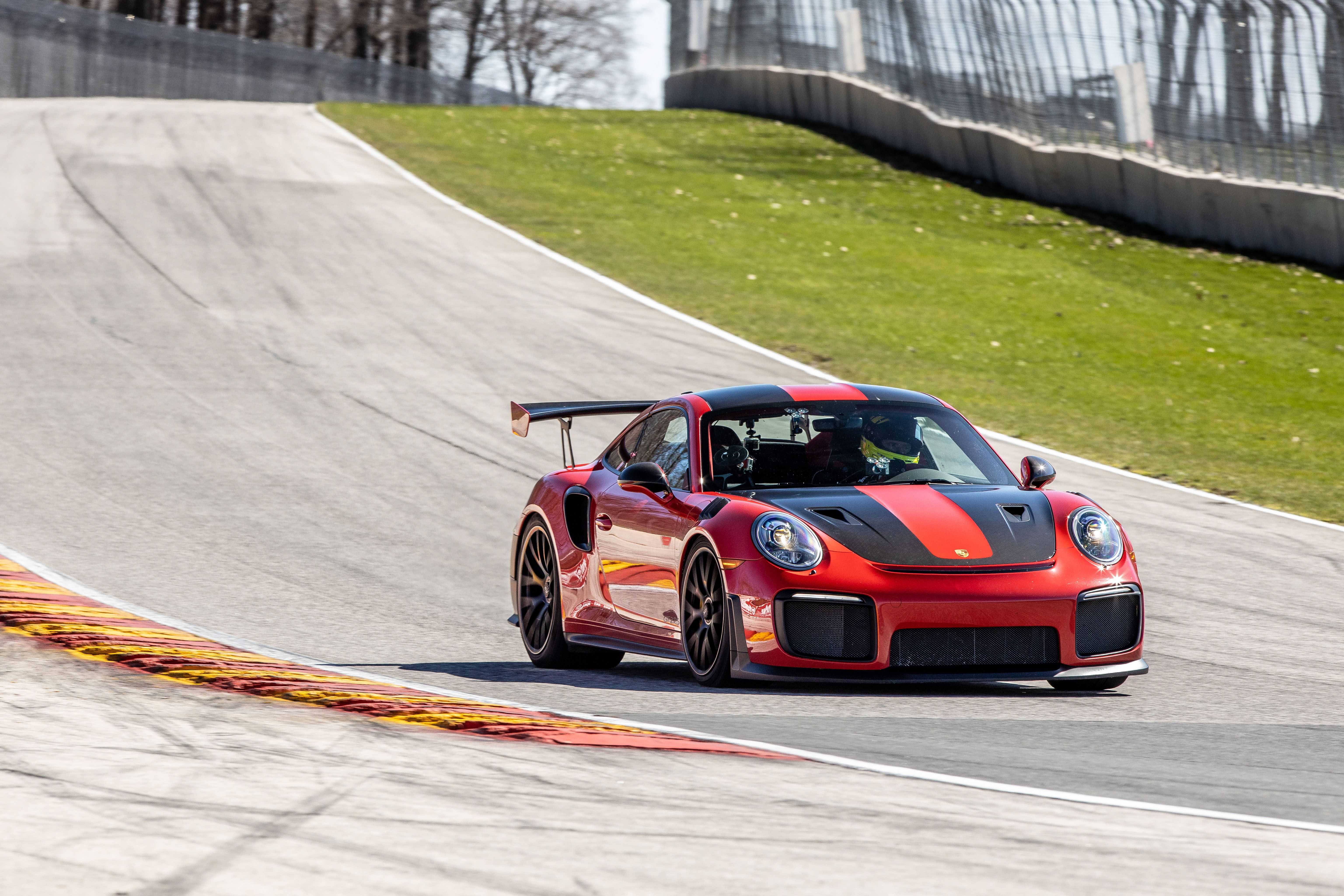 Porsche 911 GT2 RS: комплектации и цены официальные, фото в новом кузове, модификации и оборудование автомобиля