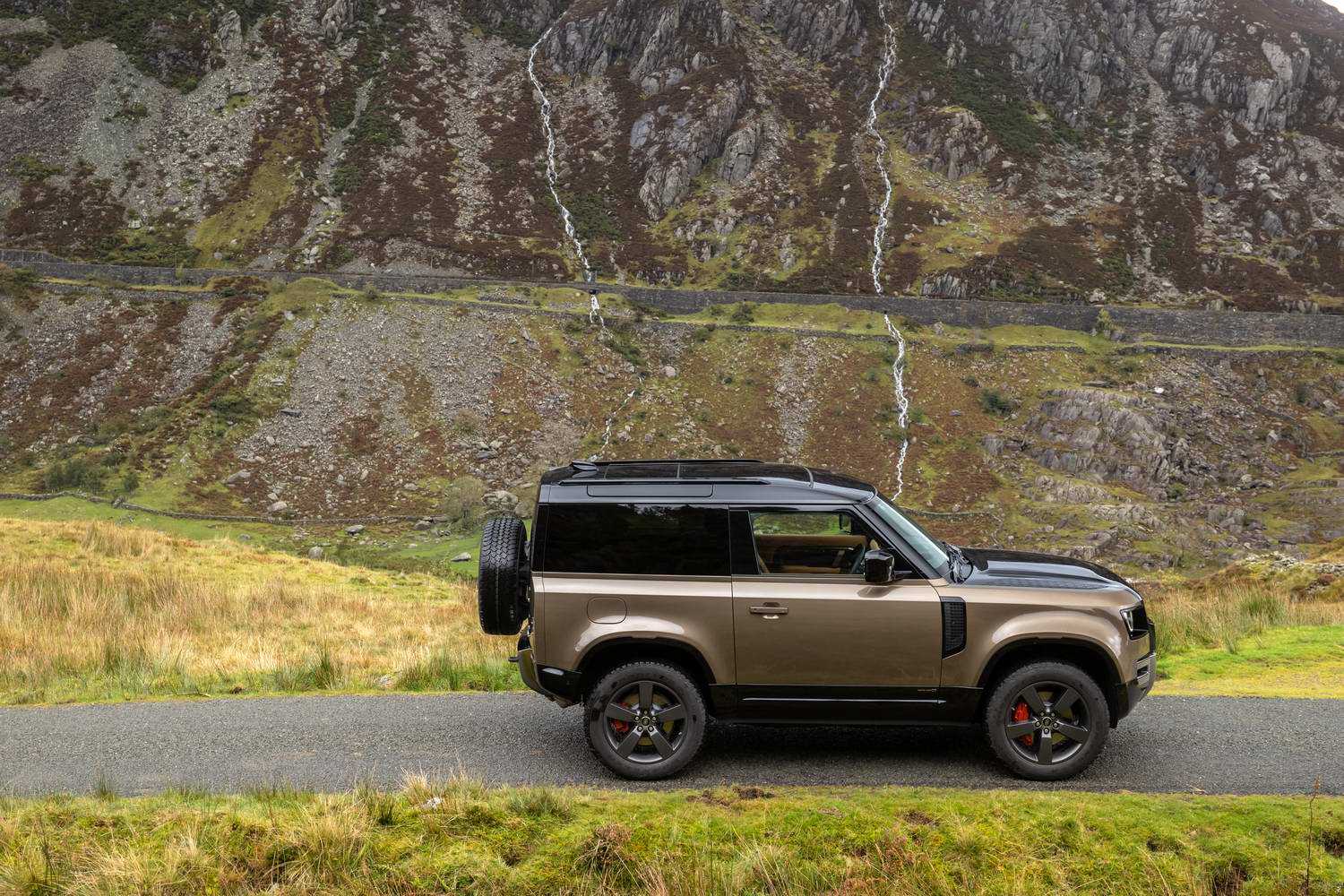 Бренд land rover представил трехрядный внедорожник land rover defender 130 2023 года