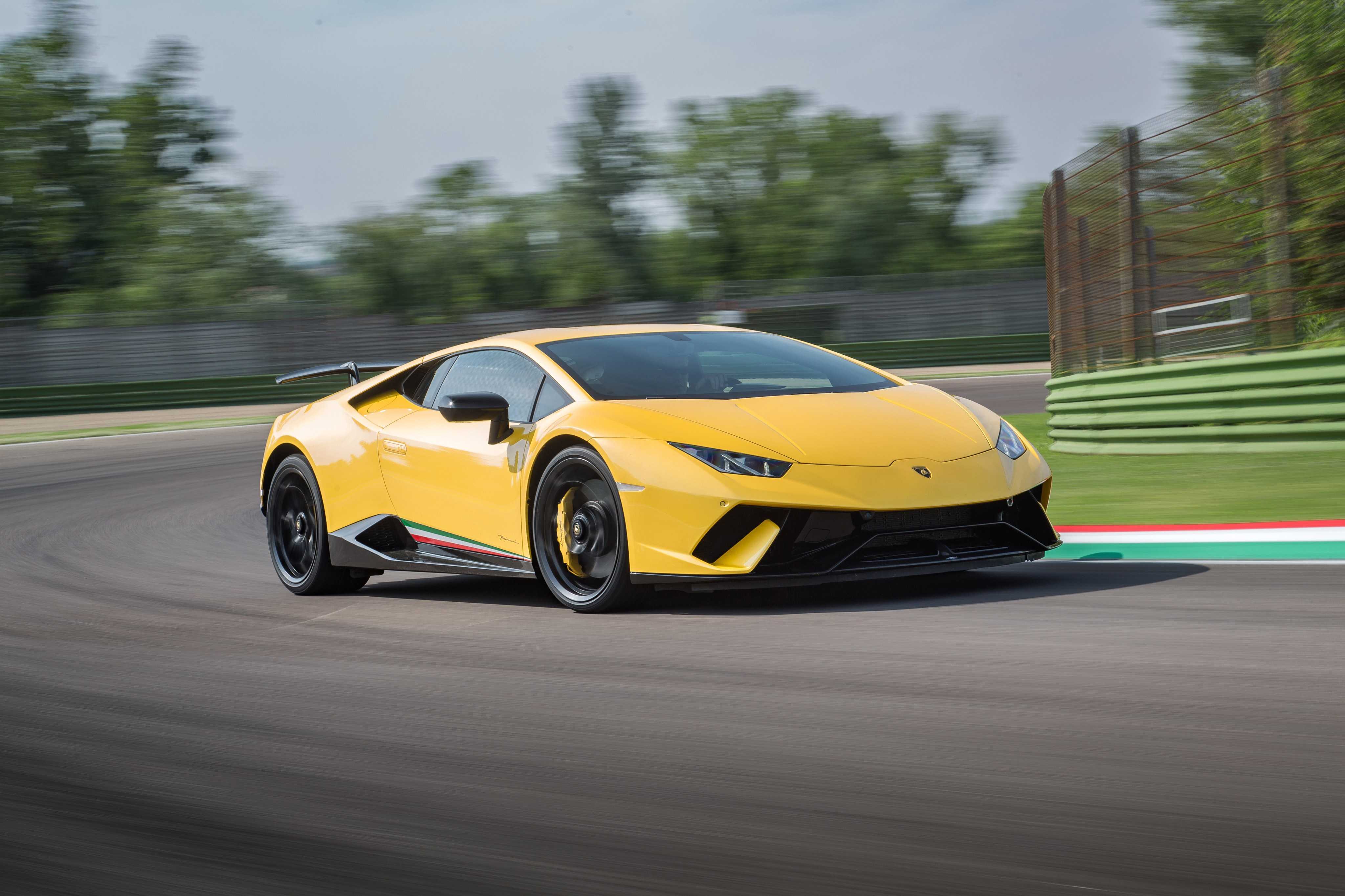 Lamborghini huracan: обзор модели, которая помогла бренду выжить
