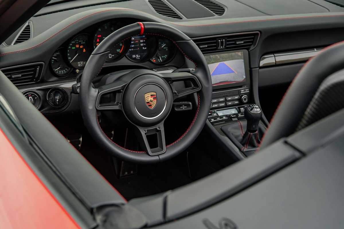 На апрельском мотор-шоу в Нью-Йорке 2019 состоялась премьера серийного Porsche 911 Speedster в кузове 991, концепт-версия которого была показана публике