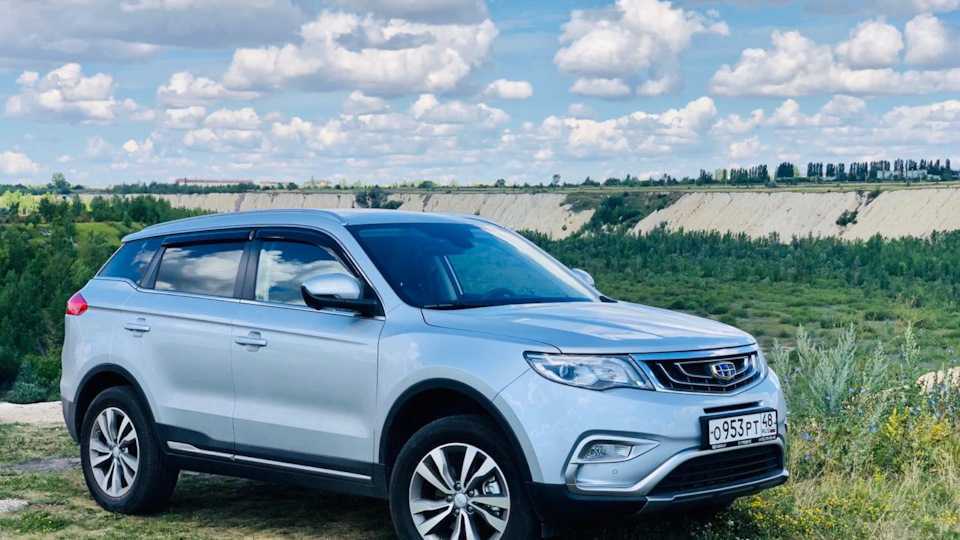 Стоит ли покупать geely atlas на вторичном рынке: все плюсы и минусы