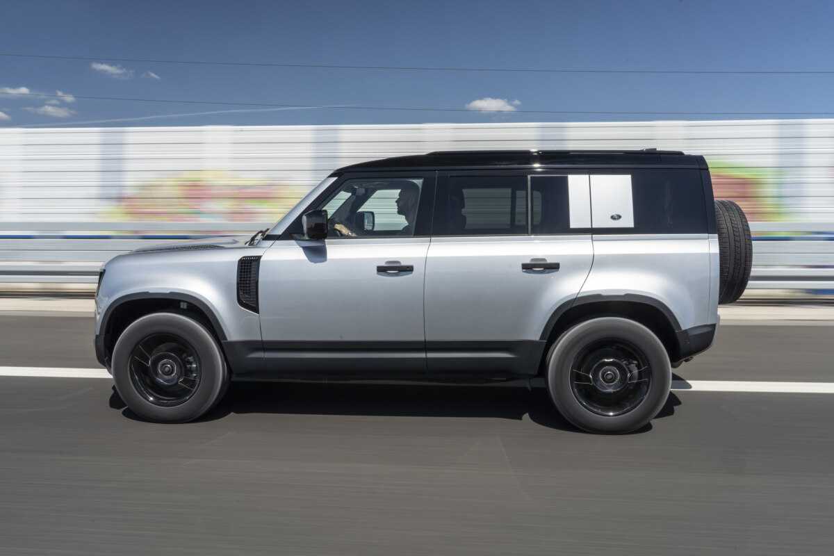 Бренд land rover представил трехрядный внедорожник land rover defender 130 2023 года