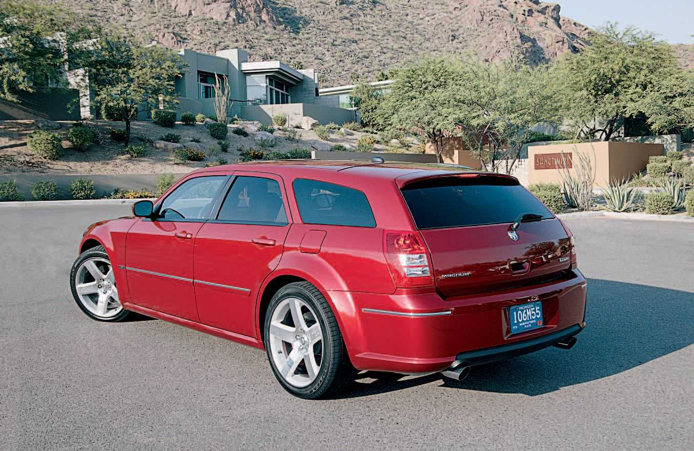 В 2004 году седан Chrysler 300C обзавелся модификацией в кузове универсал, получившей к названию приставку Touring Правда, на родном рынке в США