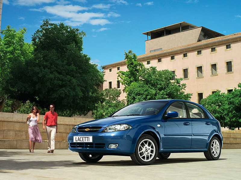 Opel Astra и Chevrolet Lacetti находятся примерно в одном классе автомобилей, и предлагают сравнительно одинаковые комплектации Какой же машине лучше отдать предпочтение
