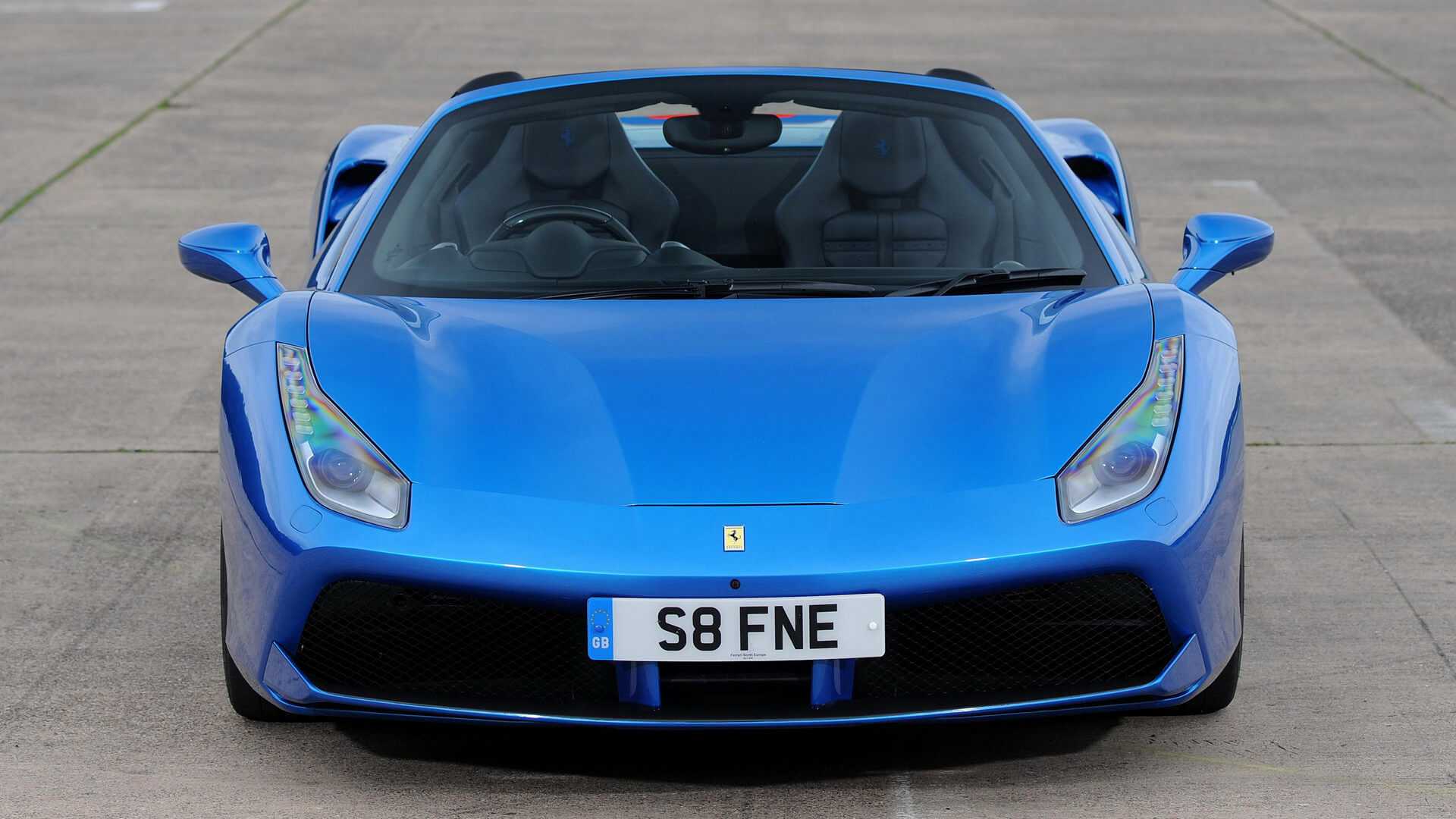 Ferrari 488 Spider - открытая версия суперкара 488 GTB Премьера новой Феррари 488 Спайдер прошла в сентябре на автосалоне во Франкфурте 2015 В компании