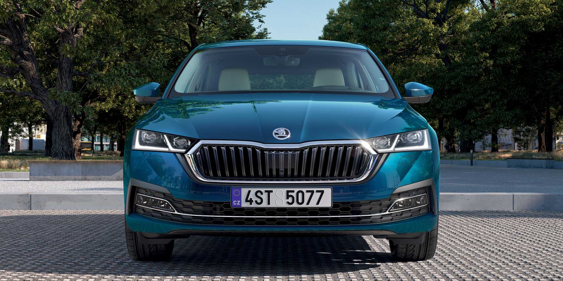 В марте две тысячи двадцатого чехи представили Skoda Octavia RS нового поколения, причем тогда была рассекречена только гибридная версия с приставкой iV в