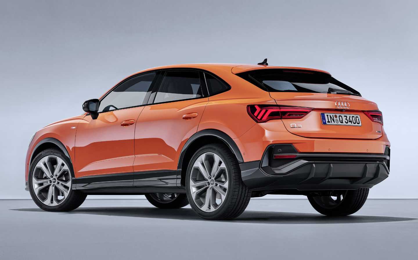 Audi наконец представила "заряженные" кроссоверы rs q3 и rs q3 sportback