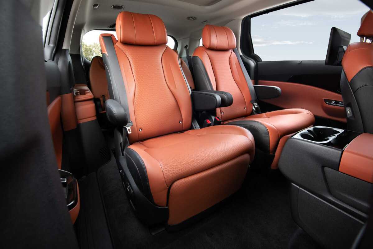 KIA Carnival: комплектации и цены официальные, фото в новом кузове, модификации и оборудование автомобиля на 2023 год