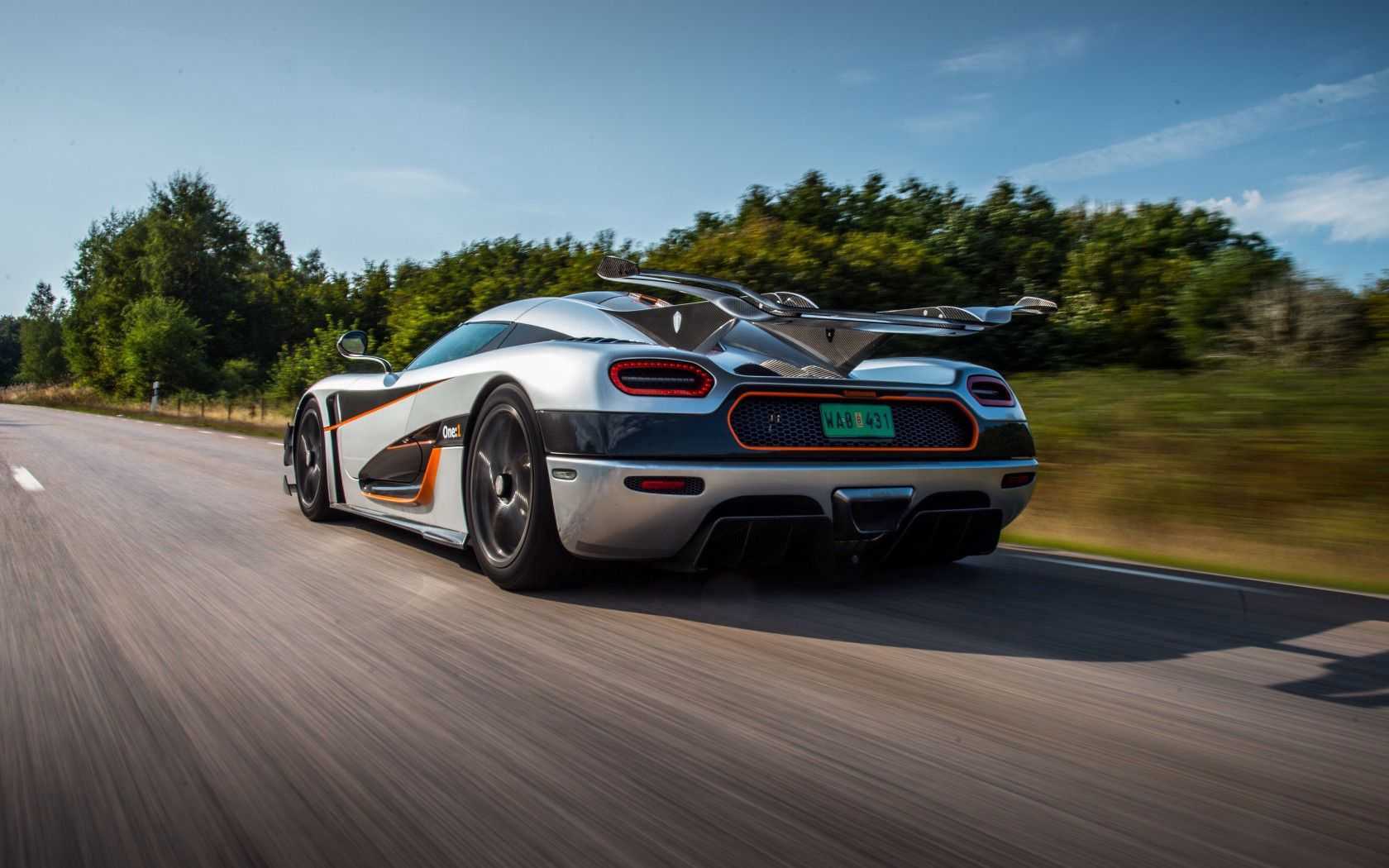 Шведская компания Koenigsegg привезла на Женевский автосалон 2014 гиперкар One:1, который должен стать самым быстрым дорожным автомобилем в мире, оставив