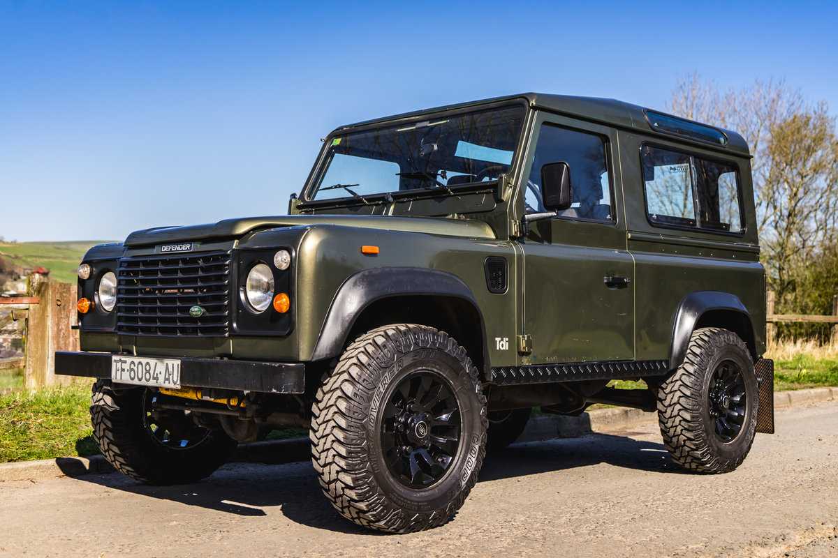 Приобрел новый Land Rover Defender После первых 2 300 км решил поделиться своими впечатлениями о машине В поездках по городу авто ведет себя просто
