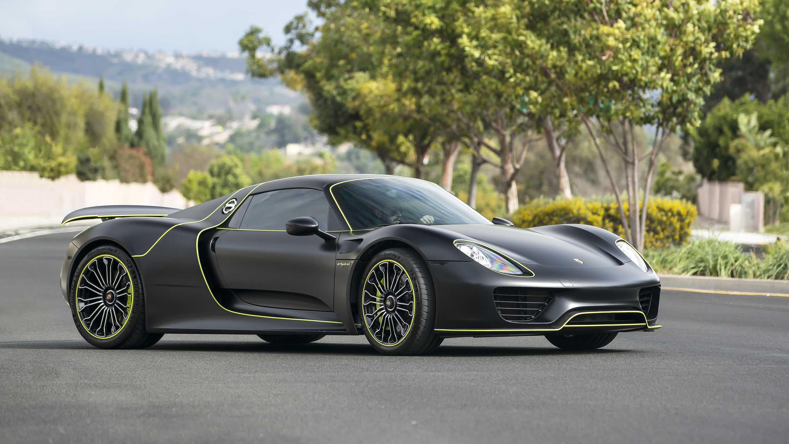 С 2013 по 2015 гг немцы выпустили 918 экземпляров гибридного Porsche 918 Spyder, а теперь одна из этих редких двухдверок выставлена на продажу Речь идет