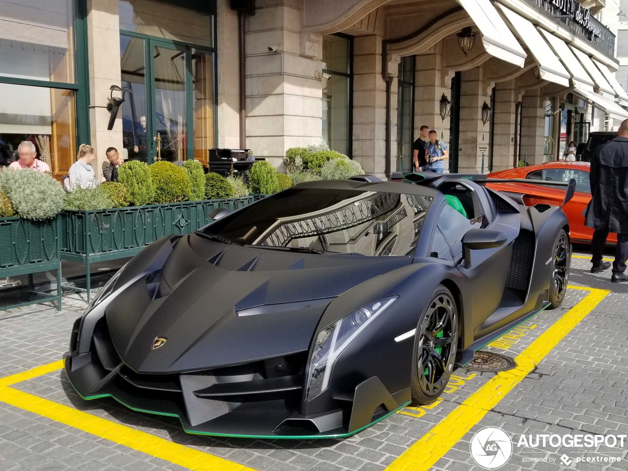 В честь своего 50-летнего юбилея компания Lamborghini привезла на Женевский автосалон 2013 новый суперкар Veneno, название которого с испанского