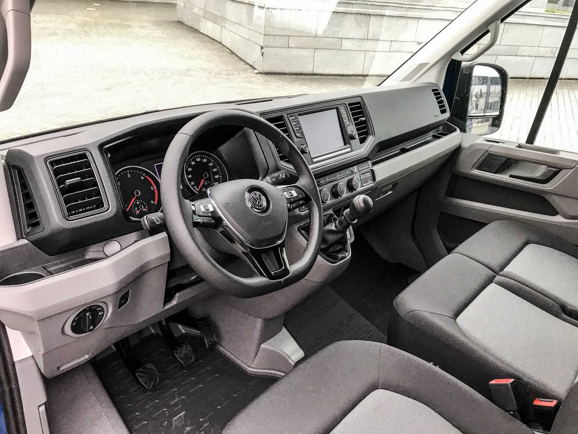 Volkswagen Crafter: комплектации и цены официальные, фото в новом кузове, модификации и оборудование автомобиля на 2023 год