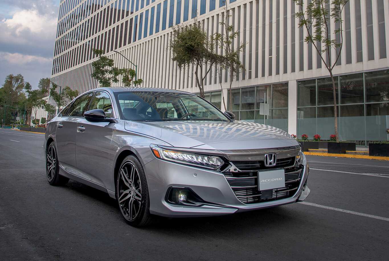 Первый взгляд honda accord 2023: лучшее вернулось, но…