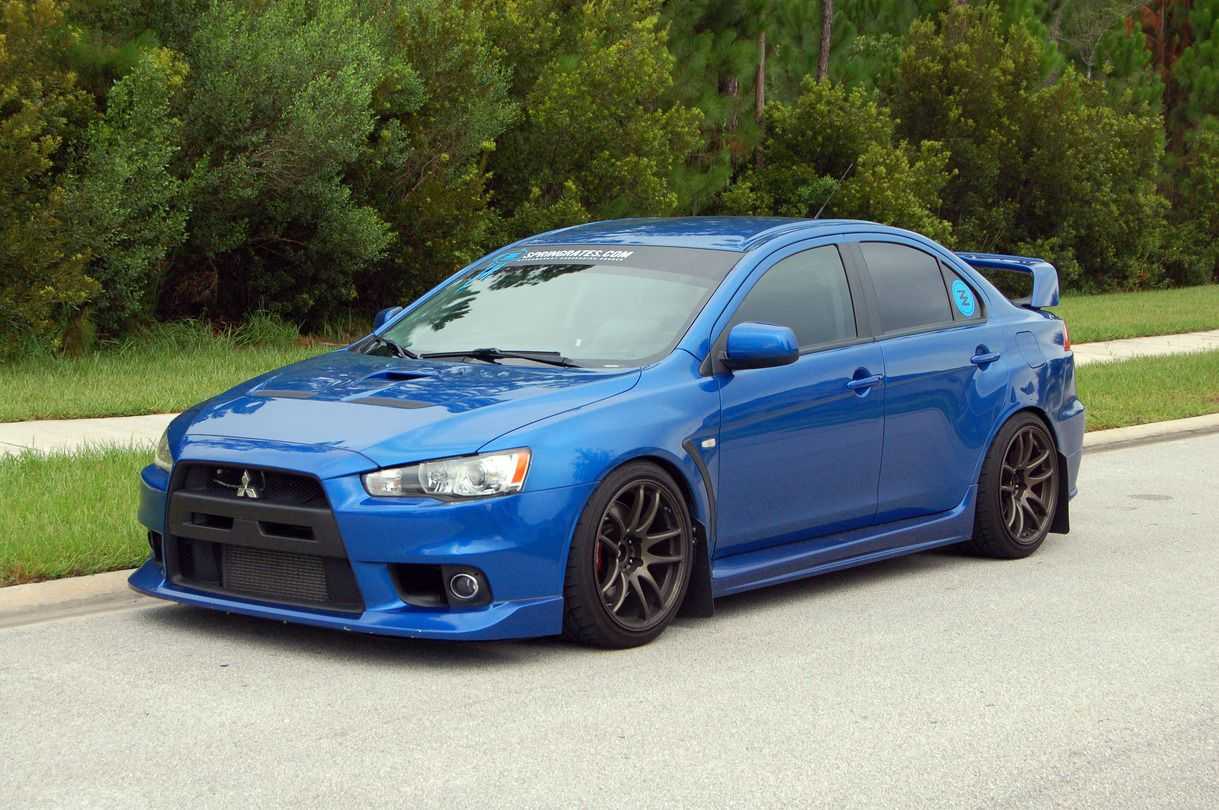 Mitsubishi Lancer Evolution 10 синий