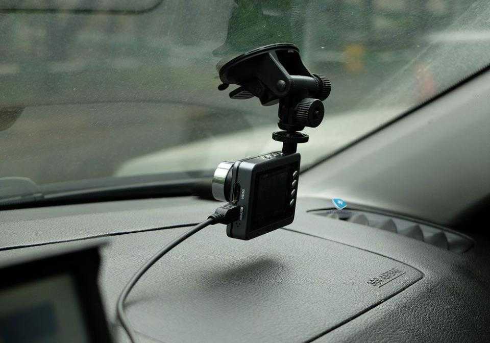 Как  самостоятельно установить видеорегистратор в автомобиль