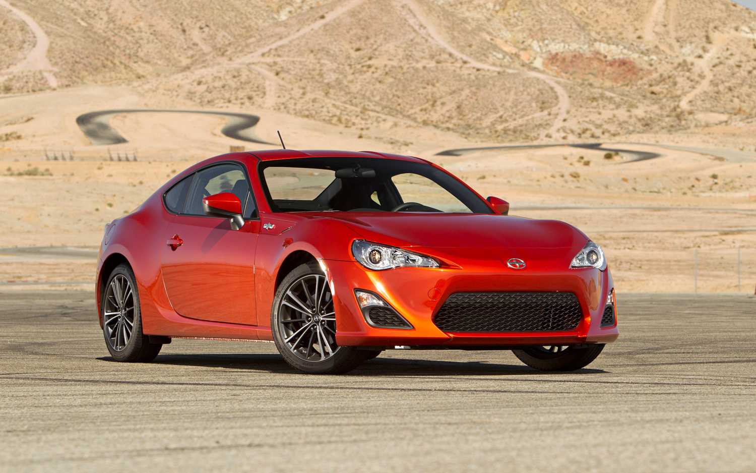 Scion оборудовал купе fr-s съемной крышей и доработал компактвэн xb в стиле 1970-х