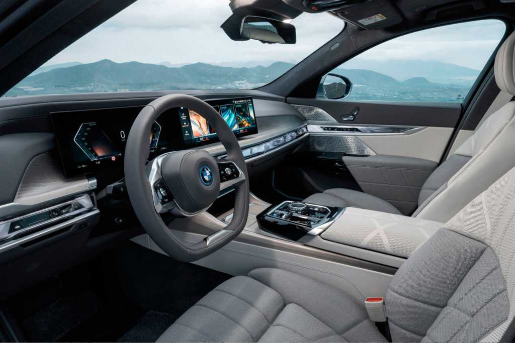 Обзор BMW 7-серии 2023 G11  G12 в России Комплектации и цены, фото в новом кузове, характеристики, видео тест-драйв