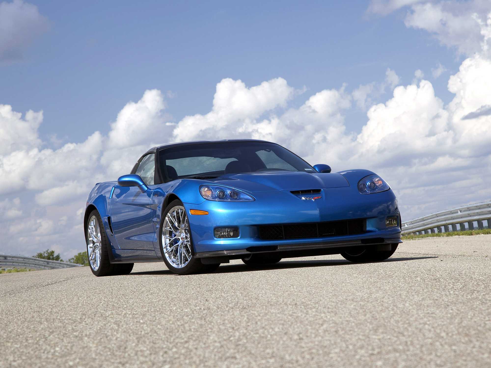 Концерн General Motors представил самую экстремальную версию модели Chevrolet Corvette седьмого поколения под названием ZR1 Его премьера состоялась на