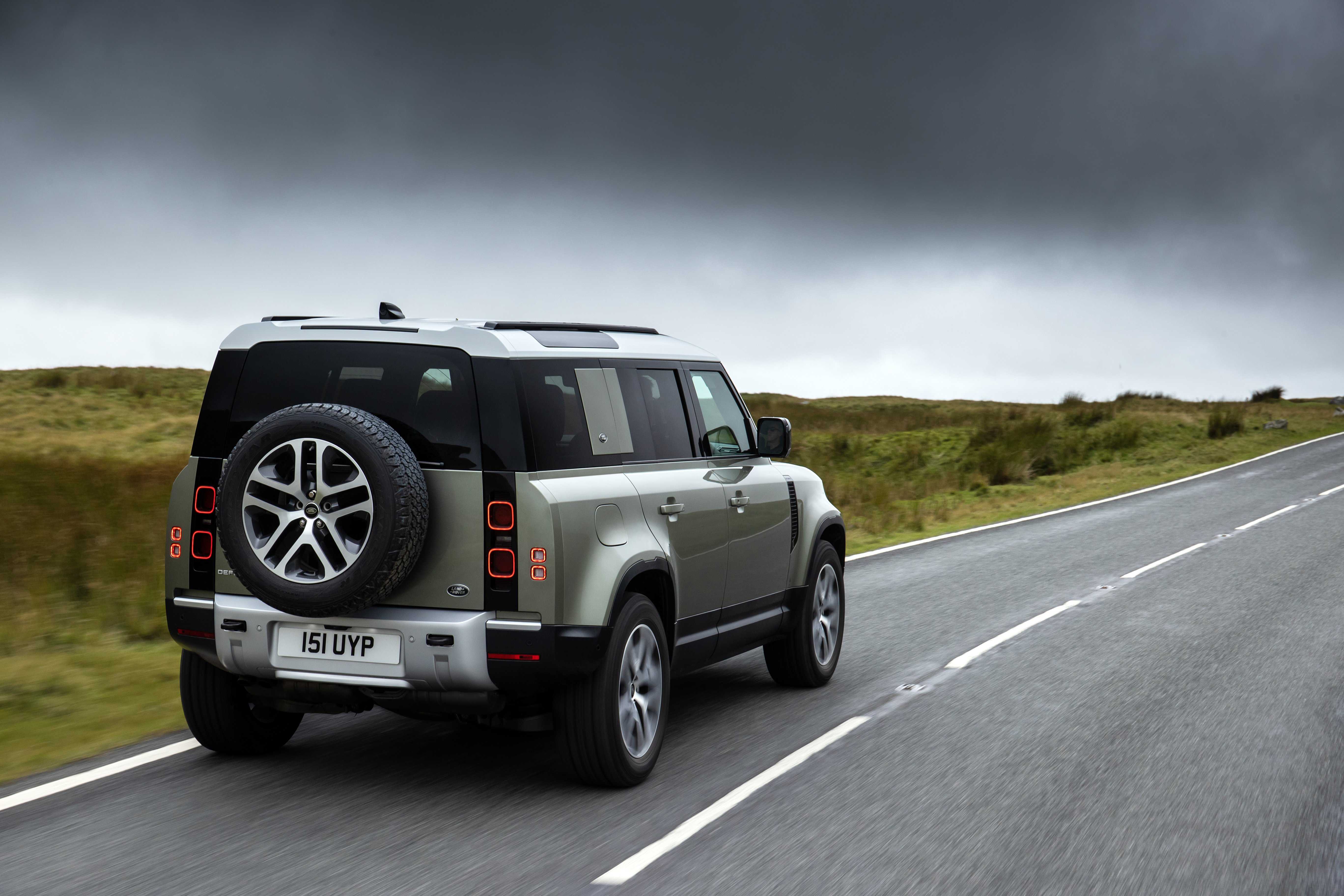 Бренд land rover представил трехрядный внедорожник land rover defender 130 2023 года