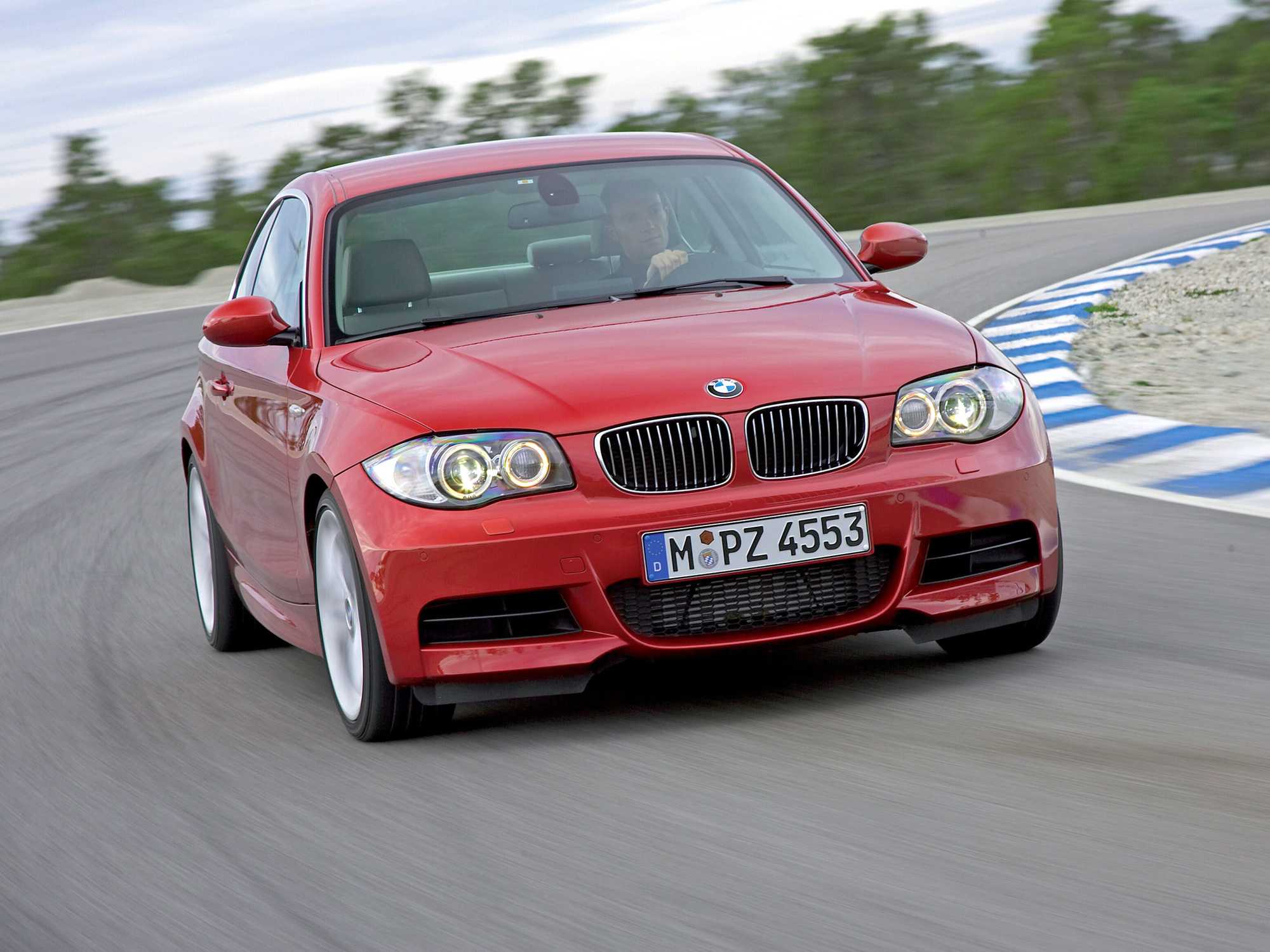 В декабре 2012-го компания BMW официально представила заряженную двухдверку BMW 1-series M Coupe E82, мировой дебют которой состоялся в январе на