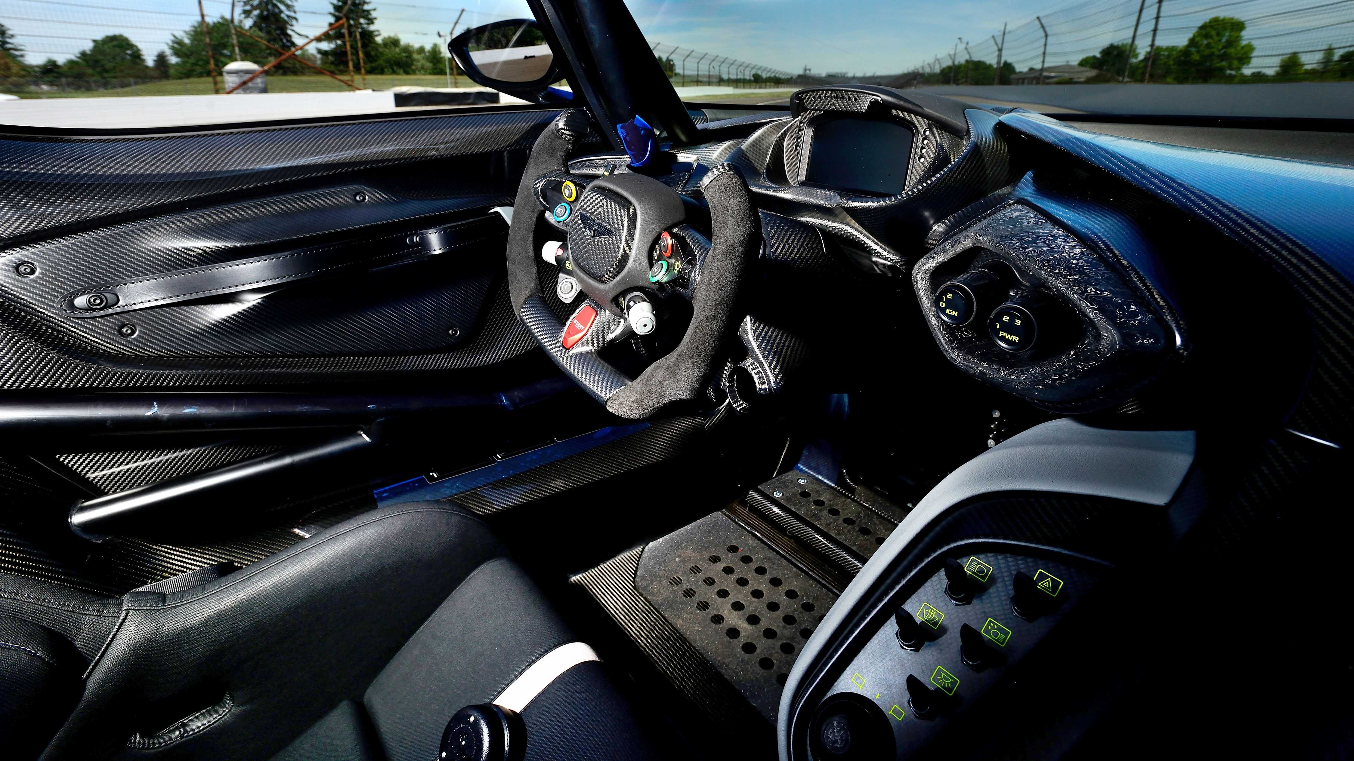 Фары, зеркала и номер: уникальный aston martin vulcan для дорог