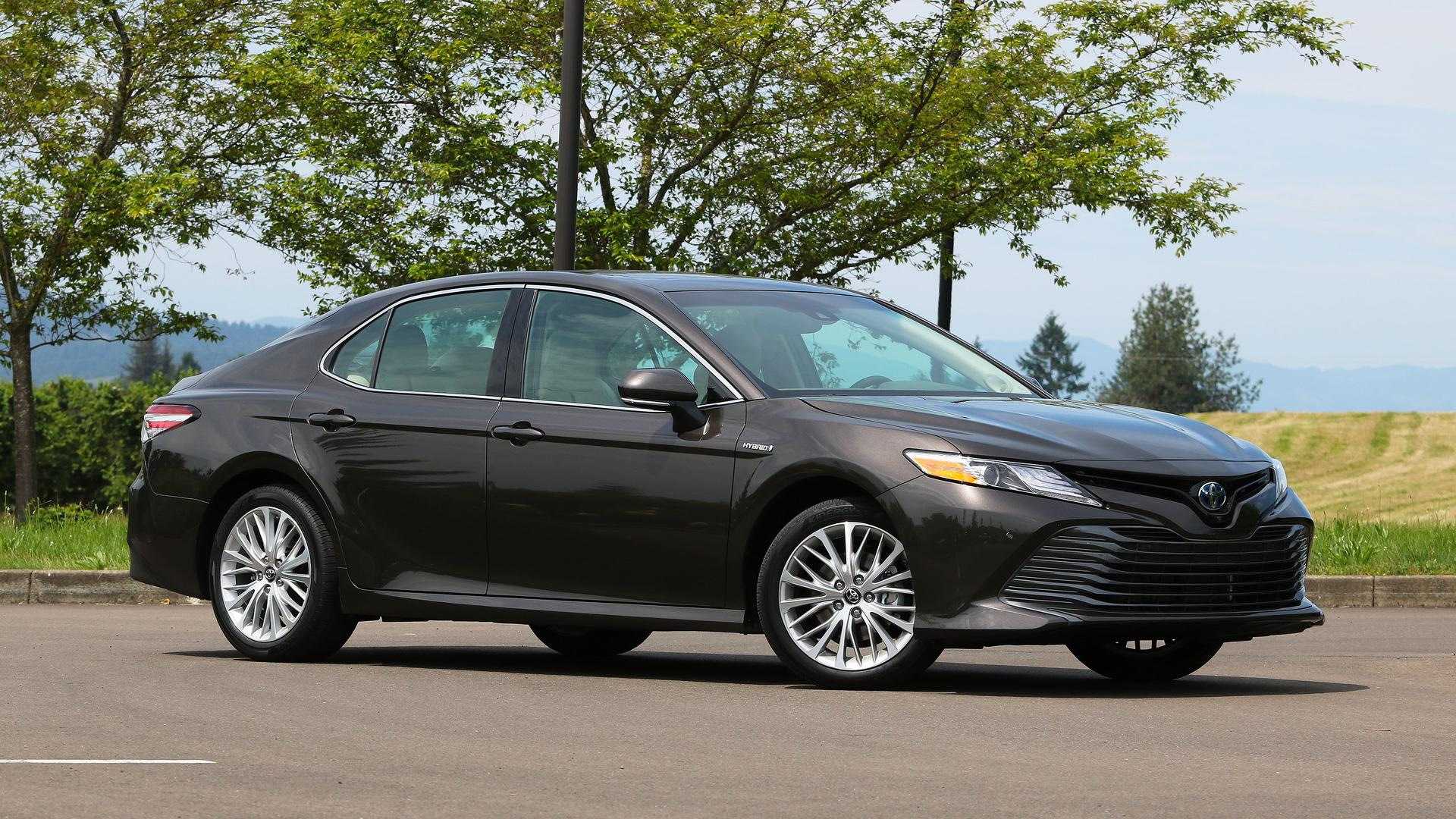 Прежде чем покупать новую Toyota Camry V70, предварительно стоит изучить отзывы владельцев, которые поделились опытом владения данного седана, а также назвали его все минусы и плюсы