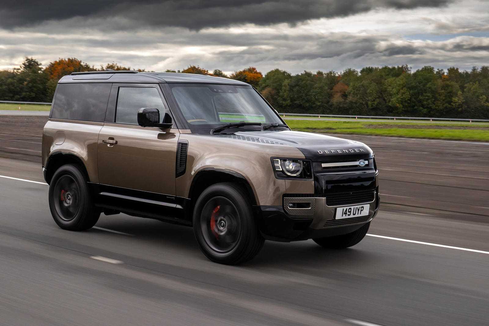 Бренд land rover представил трехрядный внедорожник land rover defender 130 2023 года