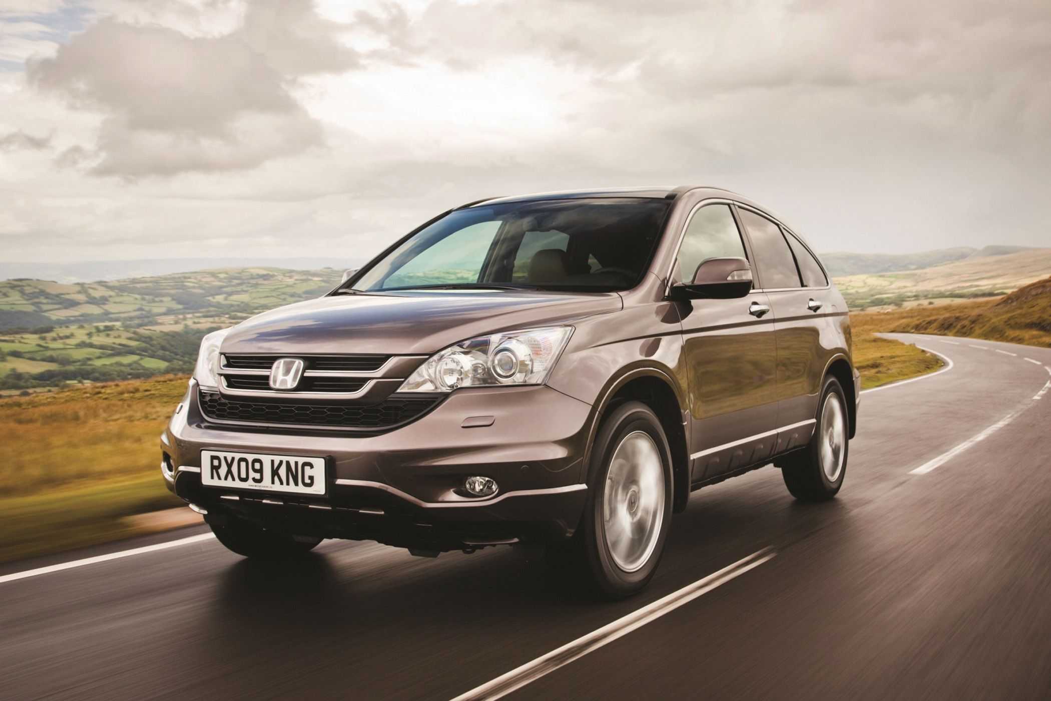 Впервые продажи модели Honda CR-V начались в США и Европе в 1995-1996 годах С начала выпуска эти кроссоверы имели независимые подвески и полный привод