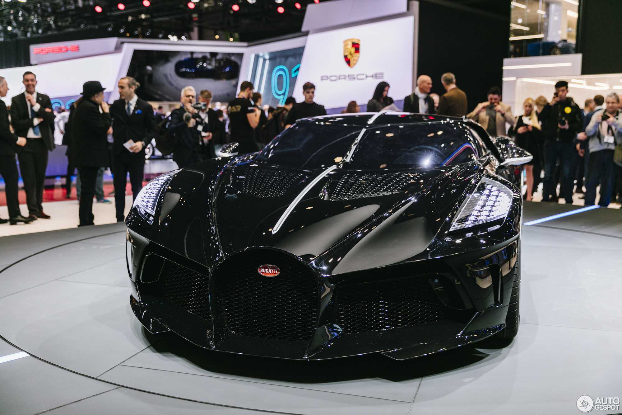 Сколько стоит самая дорогая станция. Бугатти Ноир. Бугатти Bugatti la voiture noire. Бугатти la voiture noire 2021. Самая дорогая Бугатти в мире.