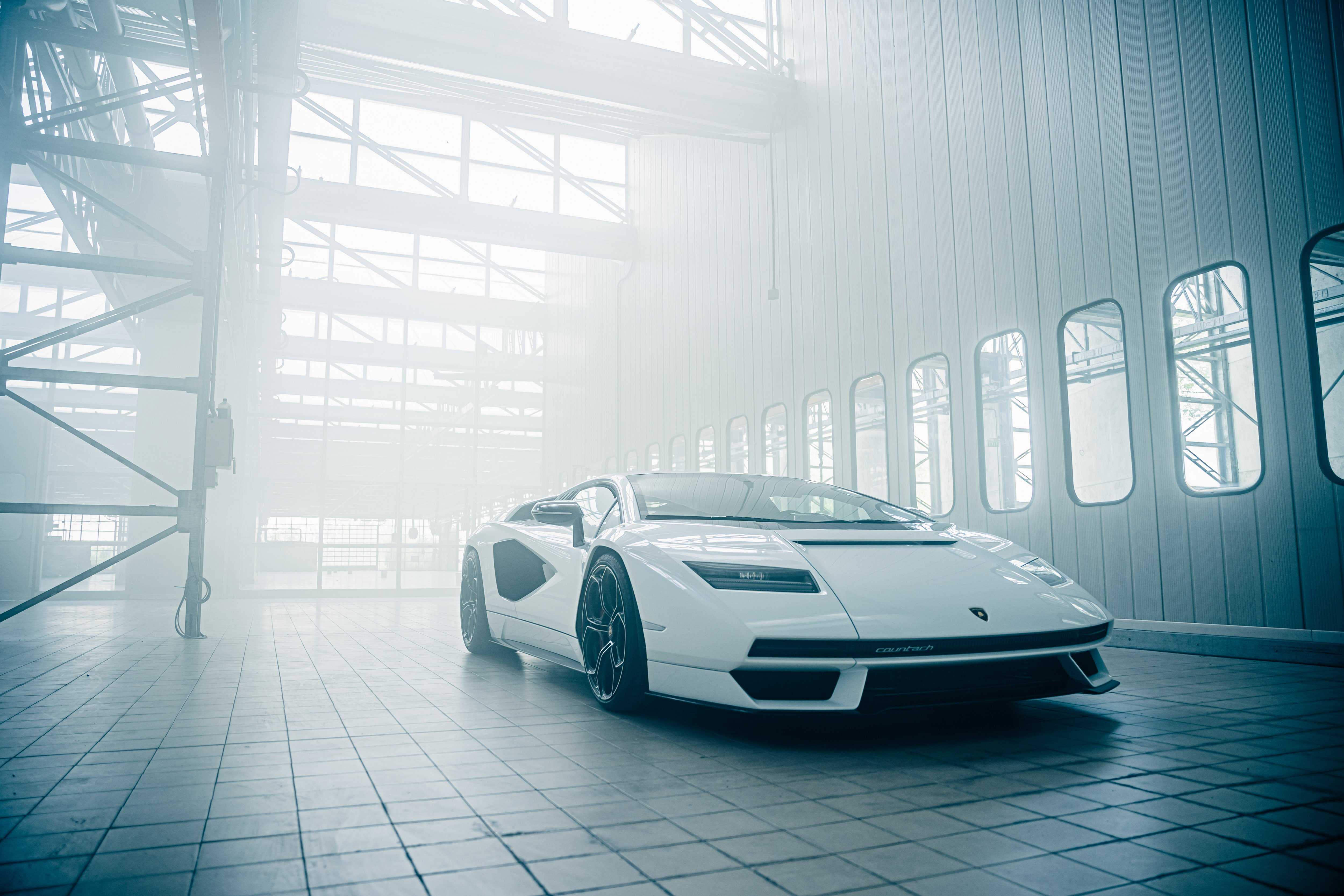 Компания lamborghini представила возрождённый countach lpi 800-4 на миланской неделе дизайна