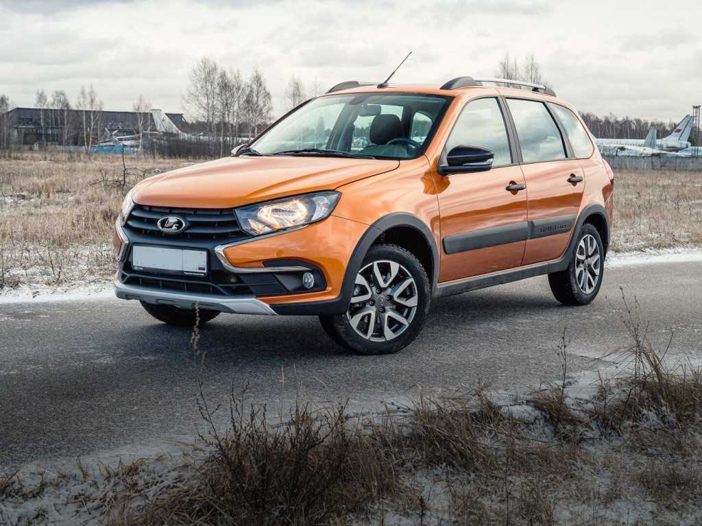 На московском автосалоне две тысячи восемнадцатого прошла премьера новой Lada Granta SW - универсала с переоформленным передком, который представляет