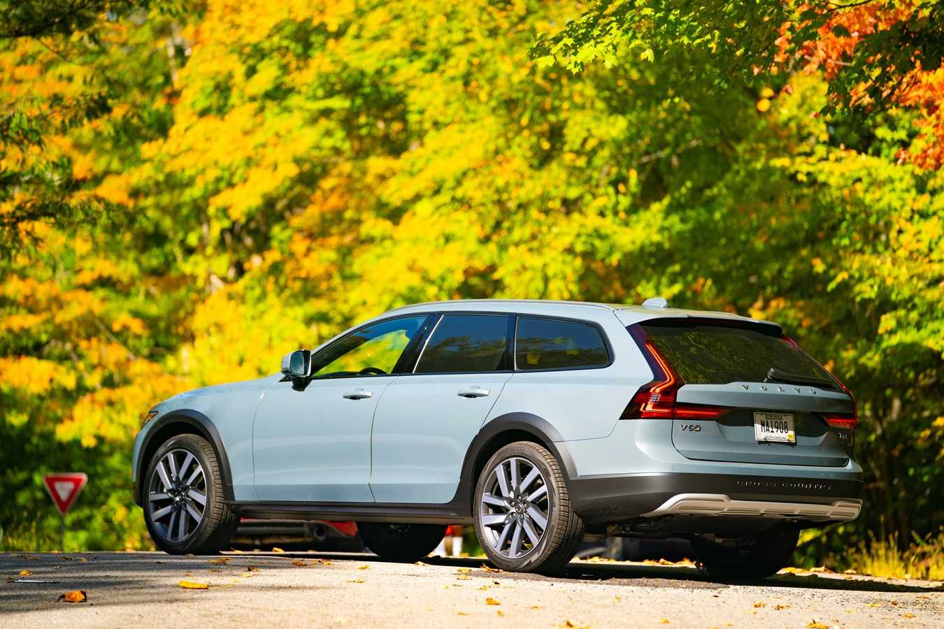 Комплектации и цены Volvo V90 Cross Country 2023 года в России Обзор, технические характеристики, фото в новом кузове, видео тест-драйв