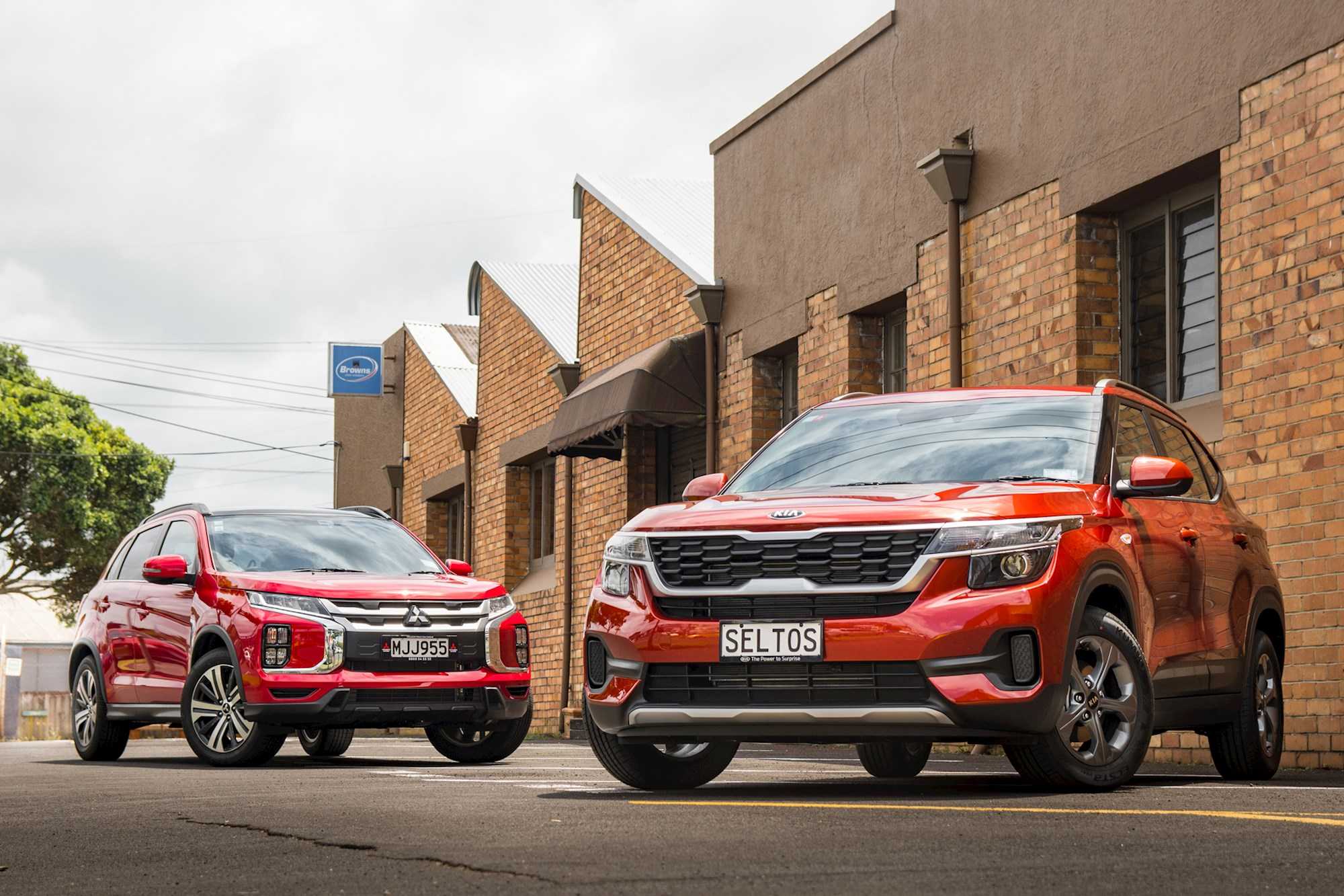 Kia sportage или mitsubishi outlander: попытка сравнить 2 кроссовера