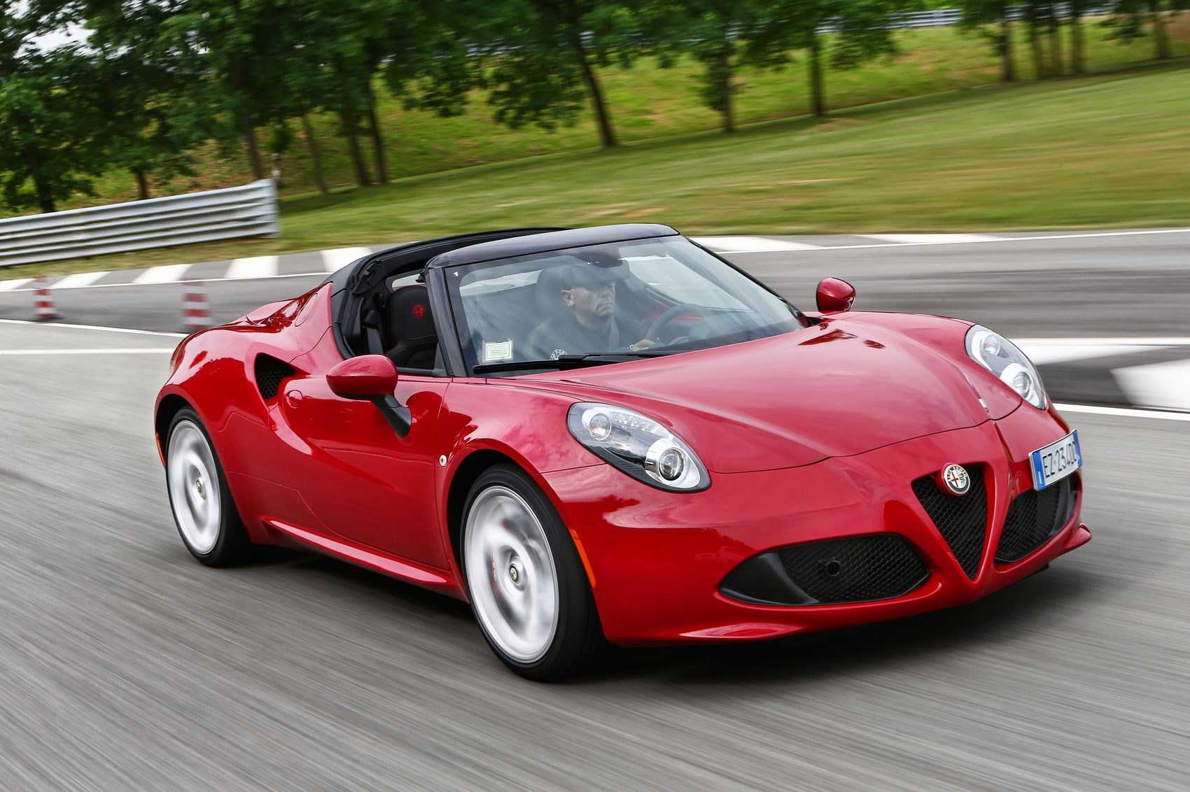 Alfa romeo показала интерьер нового спорткупе 4c