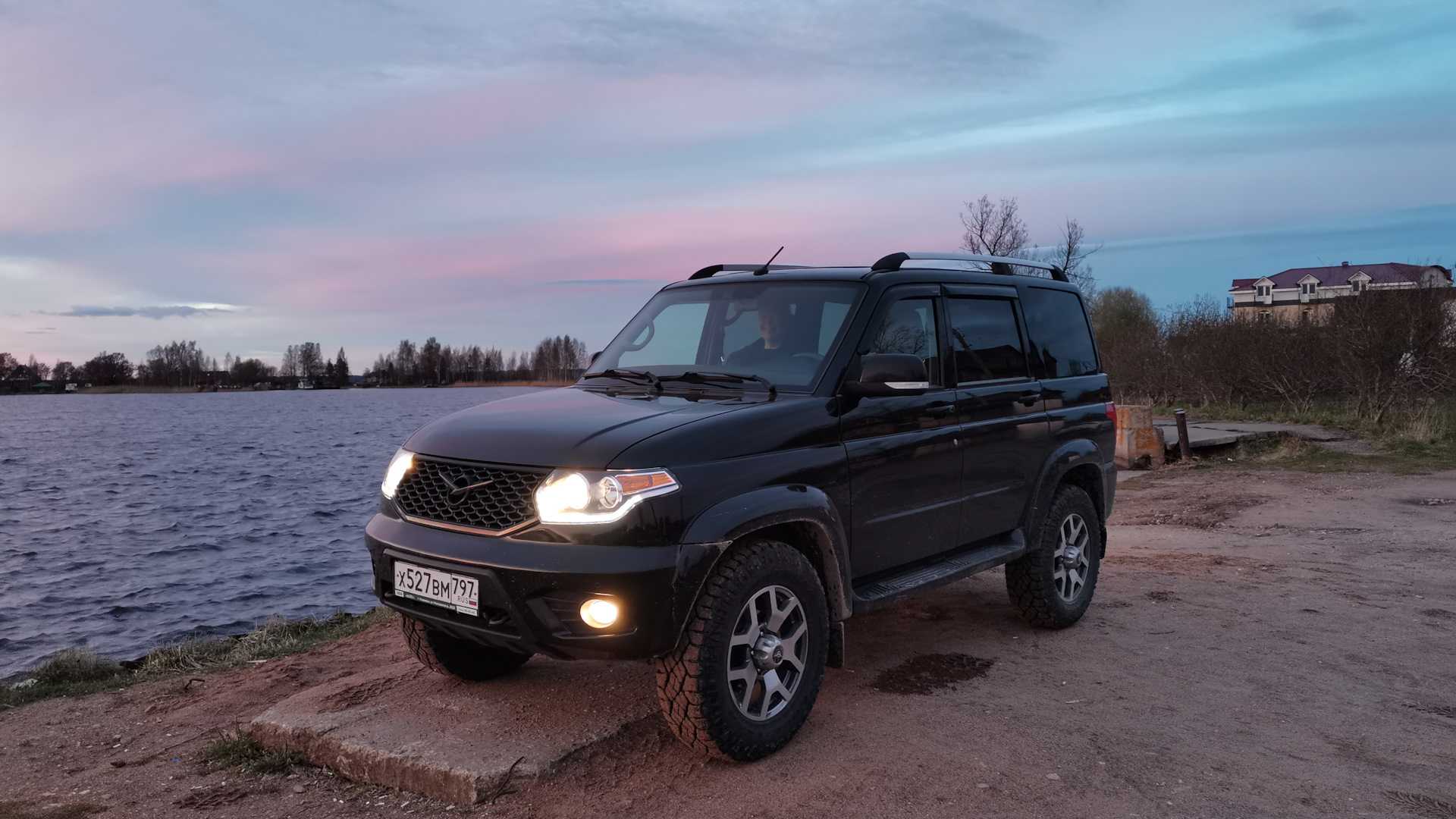 В России стартовал прием заказов на внедорожник UAZ Patriot с автоматической коробкой передач На конвейер данная модификация встала 1 сентября 2019 года,