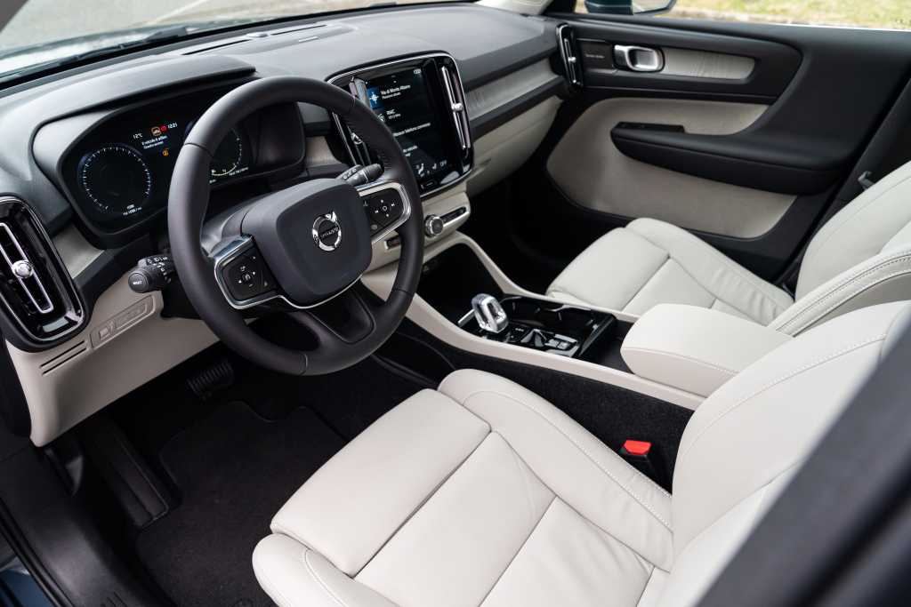 Volvo xc40 2020 года — самый популярный кроссовер с полным приводом и технологичным оснащением