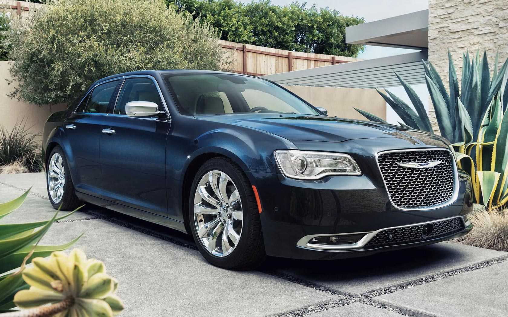 В конце декабря в сети появились шпионские фотографии нового седана Chrysler 200 II поколения, который засветился без камуфляжа во время рекламной съемки