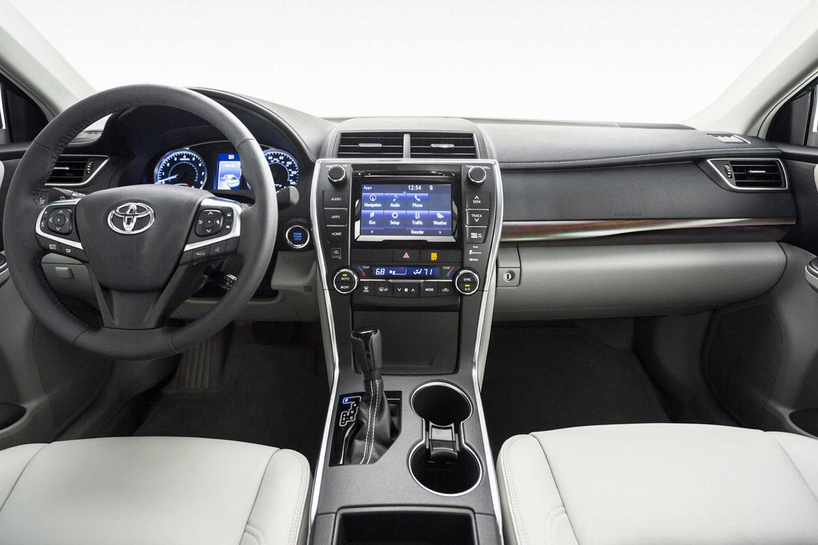 Красивая camry xv70 (2022-2023), но больше некачественная
