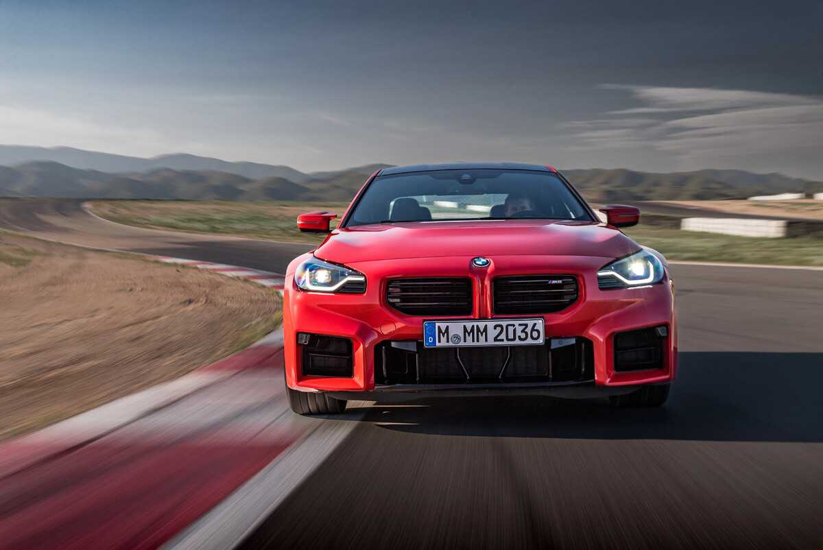 Компания bmw представит на автосалоне в германии спорткупе bmw m2 в обвесе m performance
