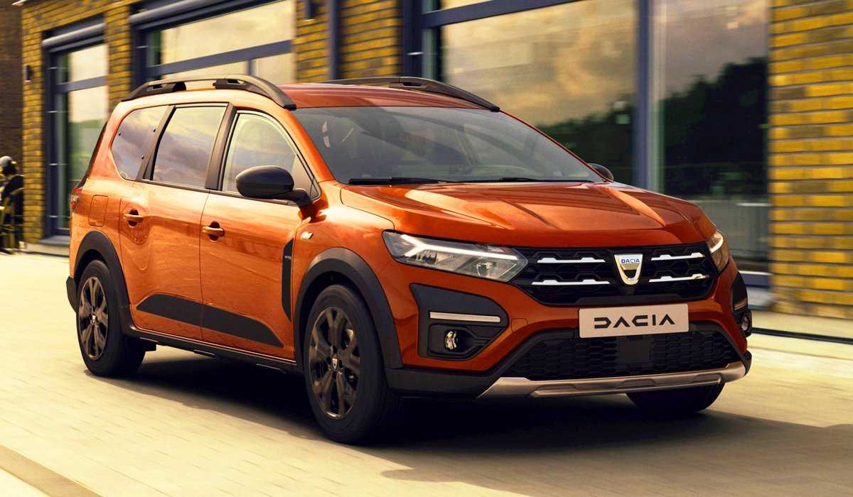 Компания dacia представила в европе гибридную версию универсала dacia jogger 2023 года с запасом хода в 900 км