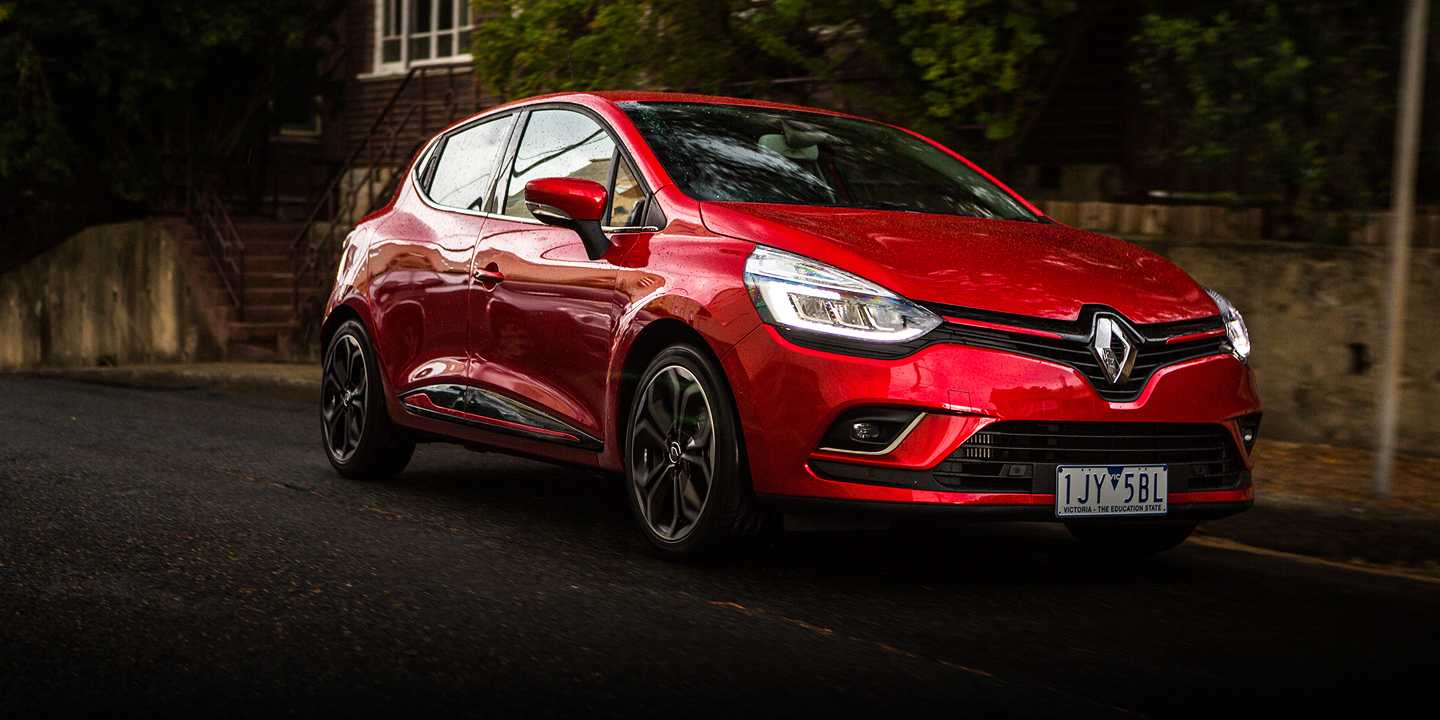 Компания Renault обновила хэтчбек и универсал Clio 4 поколения Модель получила измененную радиаторную решетку, новую светодиодную головную оптику и