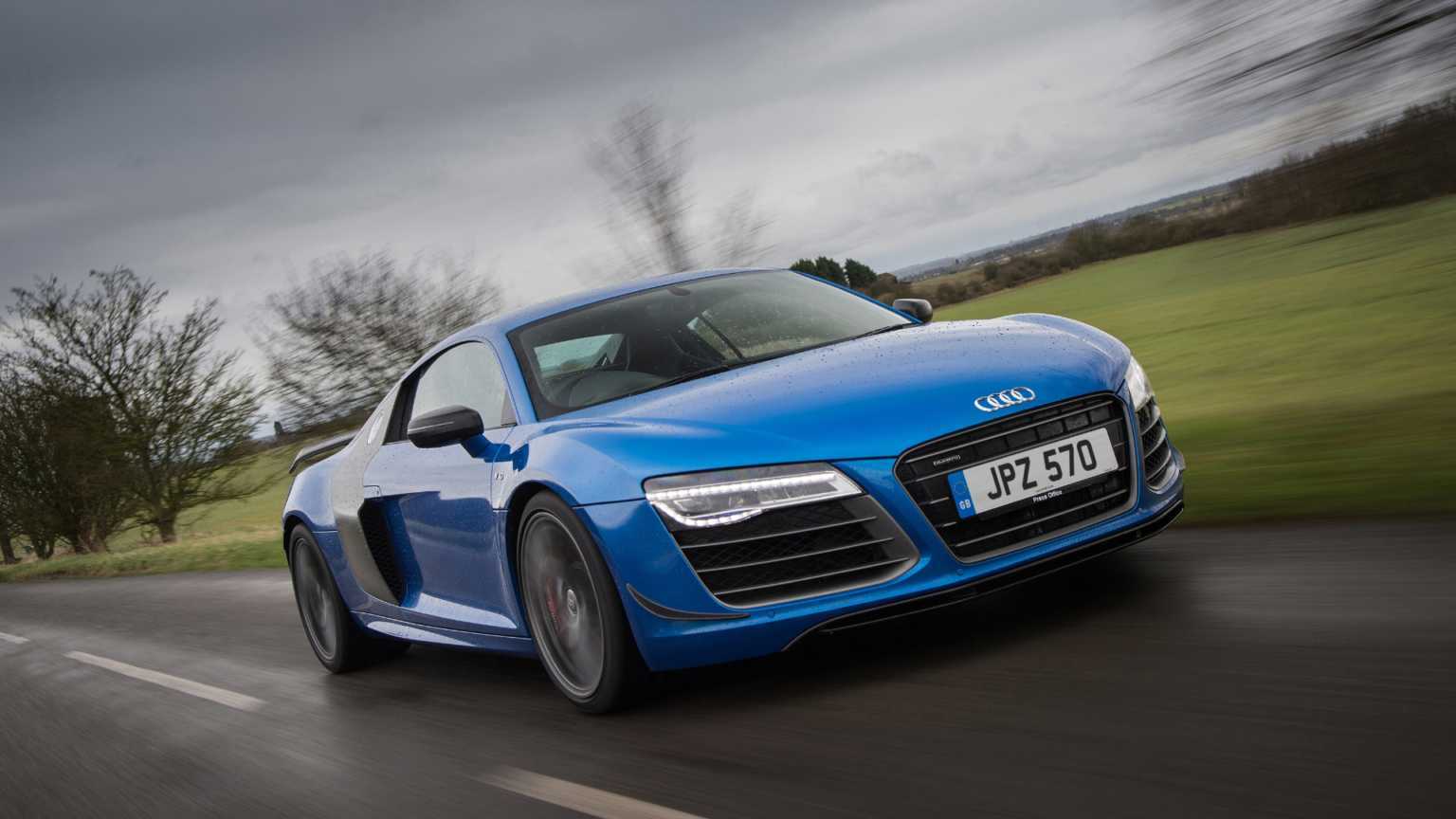 Автопроизводитель из Ингольштадта представил ограниченную серию суперкара Audi R8 с приставкой GT, созданного на базе купе с двигателем V10 По сравнению