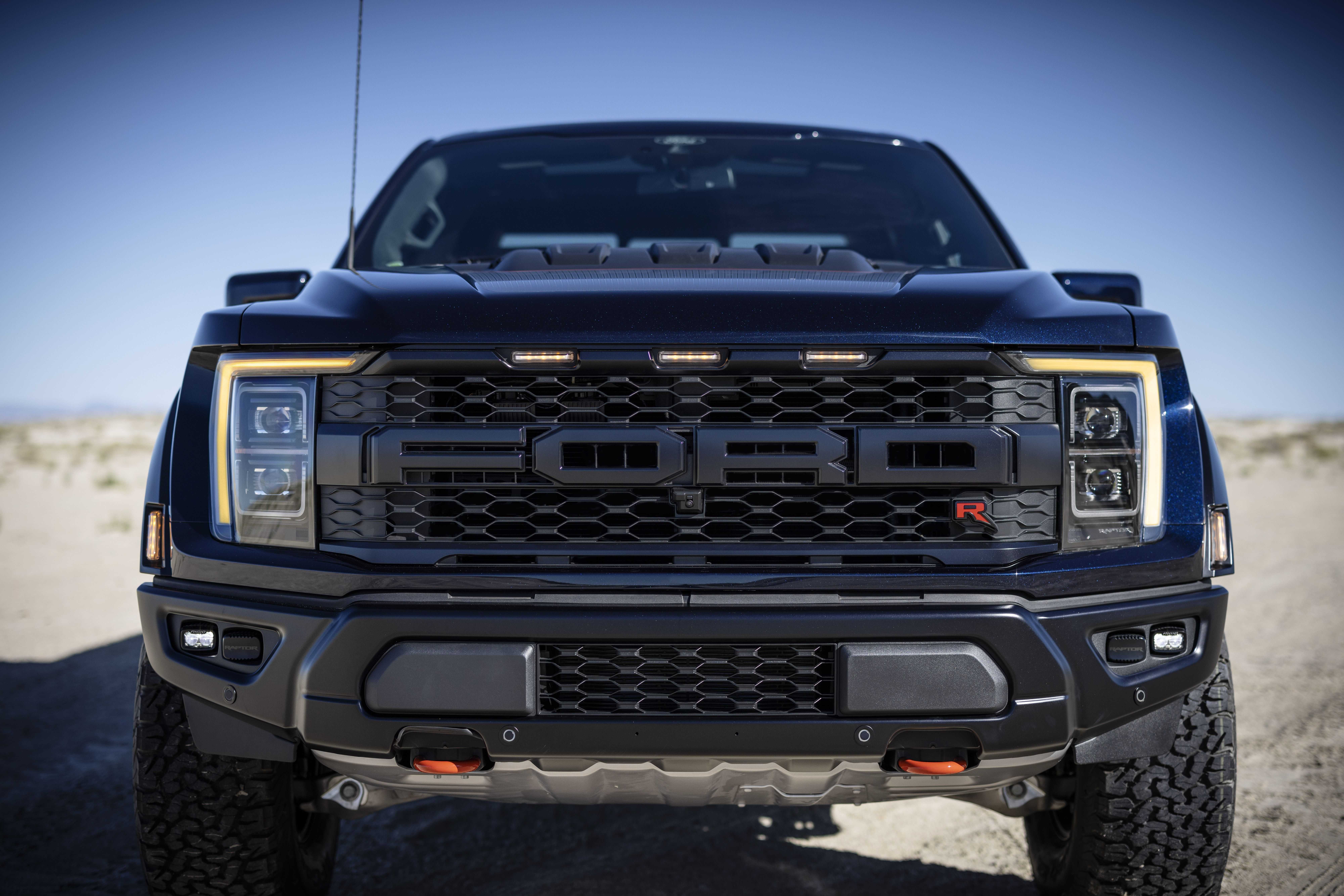 Летом двадцатого компания Ford представила новое поколение пикапа F-150, а в феврале двадцать первого американцы презентовали экстремальную версию модели,