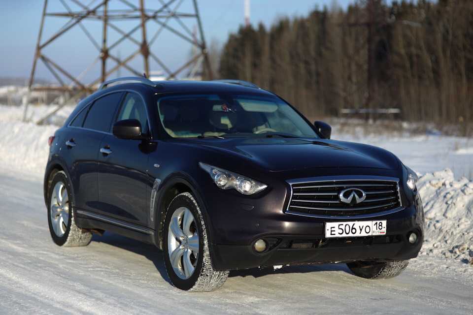 Компания Infiniti представила на мотор-шоу во Франкфурте IAA 2011 спецверсию кроссовера FX, разработанную в честь Чемпиона мира Формулы-1 Себастьяна