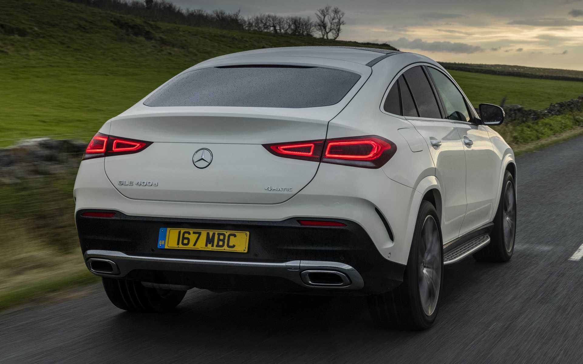 Компания mercedes-benz представила обновленные кроссоверы mercedes-benz gle и gle coupe