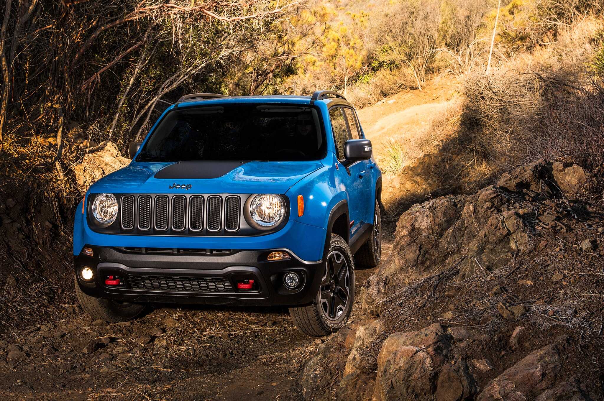 Шины джип ренегат. Jeep Renegade Trailhawk. Jeep Renegade синий. Jeep Renegade кроссовер. Jeep Renegade 2020.