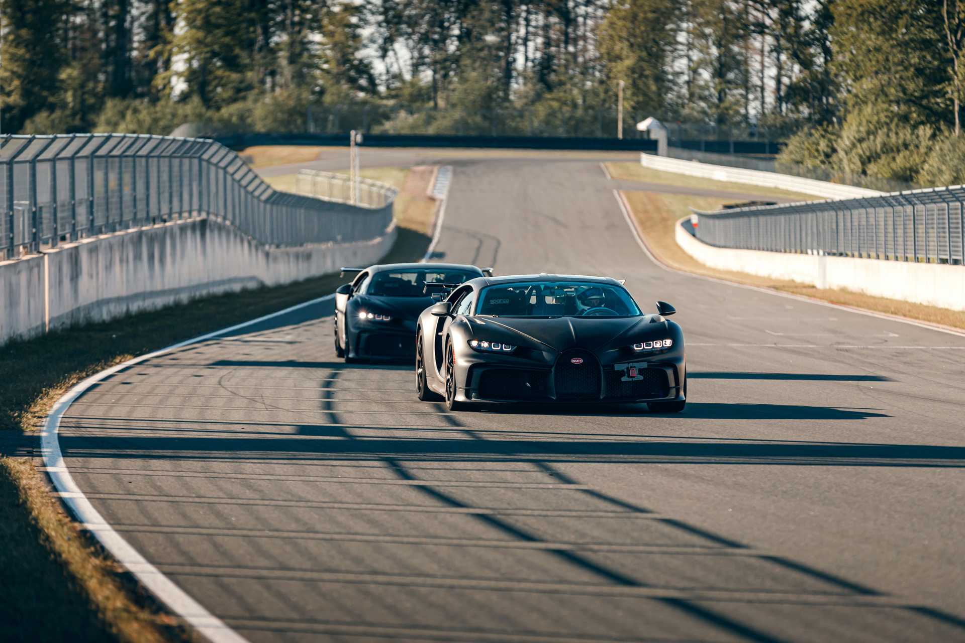Компания bugatti рассказала о своем новом гиперкаре с классическим двс
