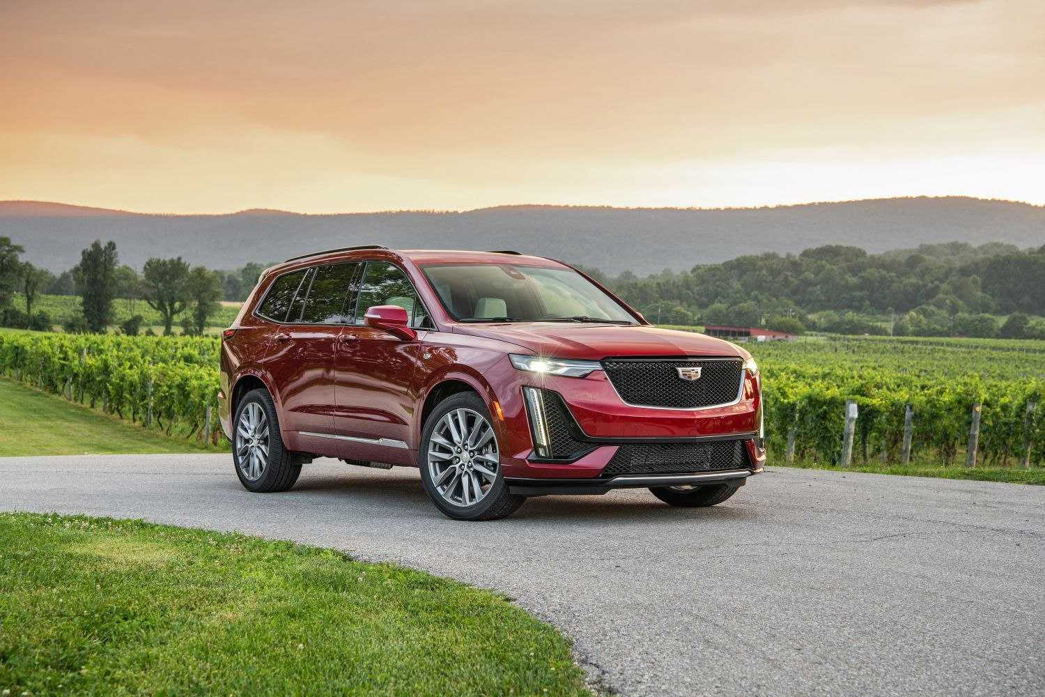 Cadillac XT6 - фото нового кузова, фото внутри салона автомобиля экстерьер и интерьер новой модели