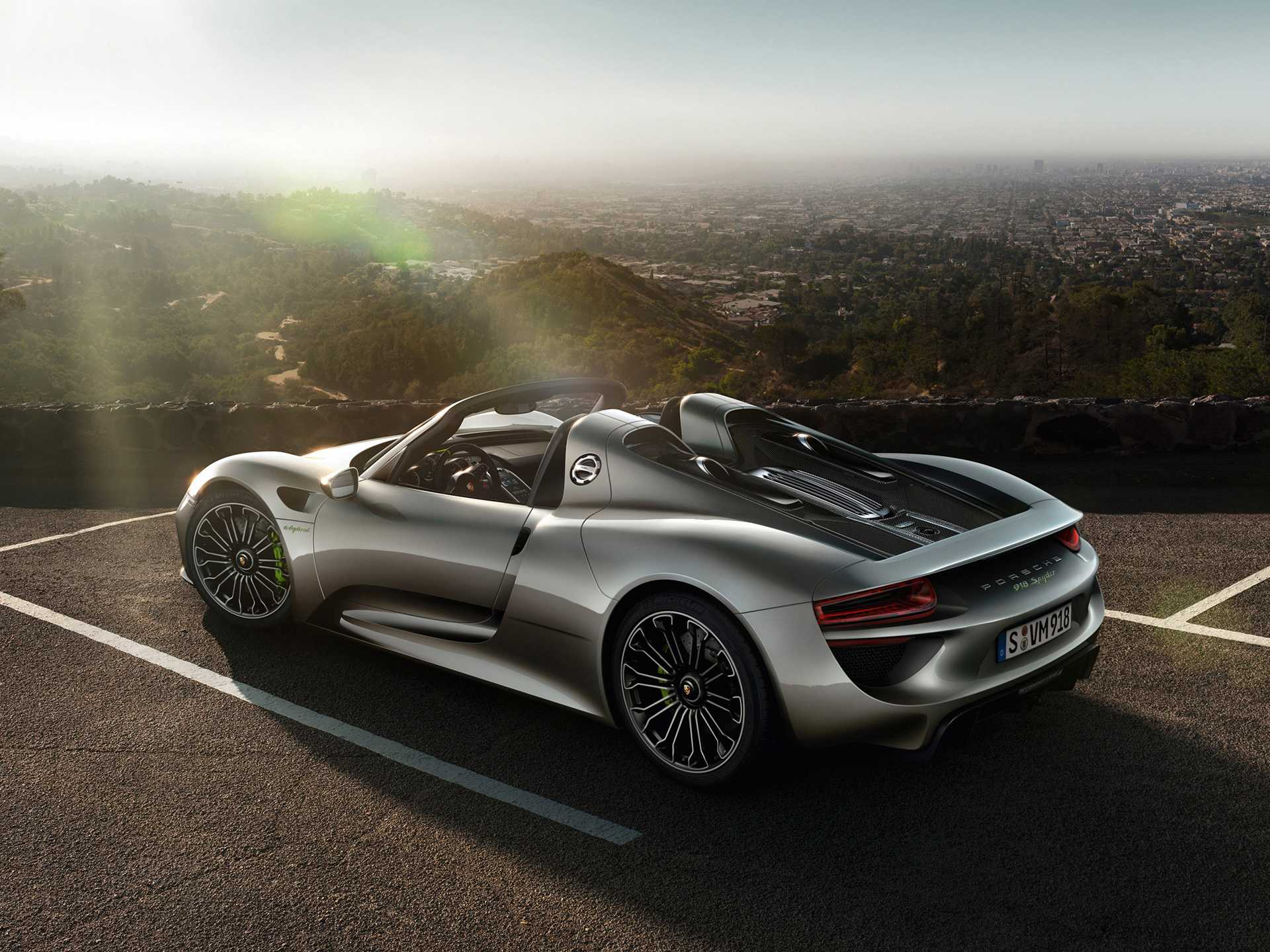 Porsche показала клиентам гибридный супер-кар 918 spyder, которого те ждут уже больше года